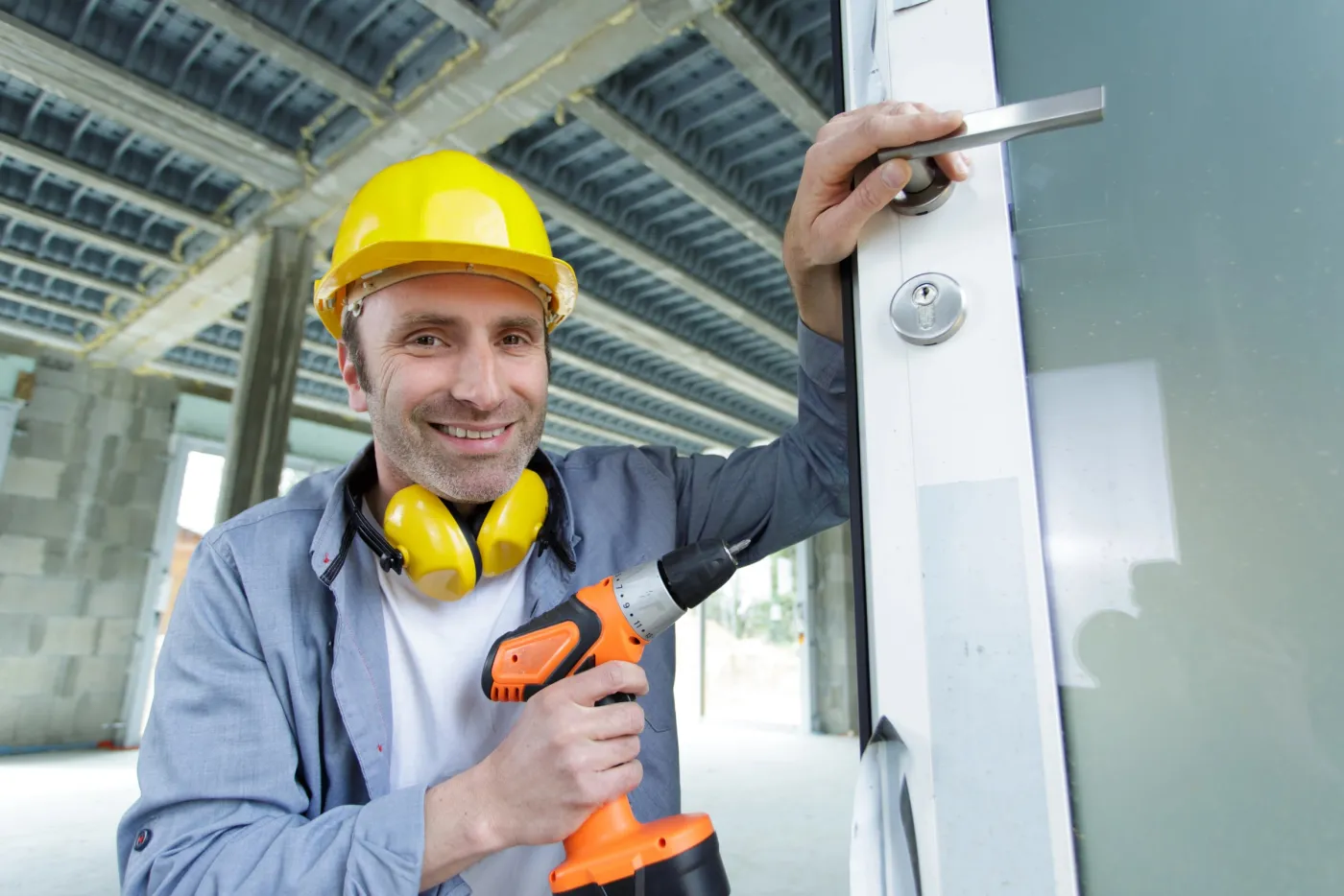Installation d'une serrure de sûreté sur une porte d'entrée dans le secteur de Louveciennes